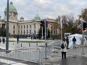 Испред Скупштине мирно, редован саобраћај у Таковској и Булевару краља Александра