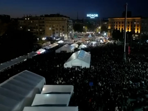 Срби са КиМ који пешаче ка Новом Саду дочекани испред Скупштине Србије