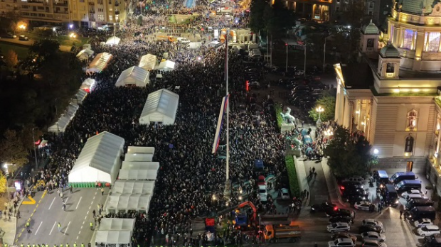 Срби са КиМ који пешаче ка Новом Саду дочекани испред Скупштине, Вучић: Поносан на Србију