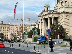 Угљеша Мрдић штрајкује глађу испред Скупштине