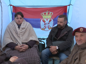 Угљеша Мрдић девети дан штрајкује глађу испред Дома Народне скупштине