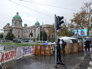 Дијана Хрка наставља штрајк глађу код Народне скупштине