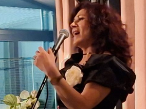 Музика, смех и поезија - успешан кабаре Божице Недељковић у Швајцарској