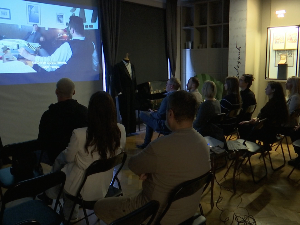 Серија Нобеловац уз описни титл за особе оштећеног слуха у Спомен-музеју Иве Андрића