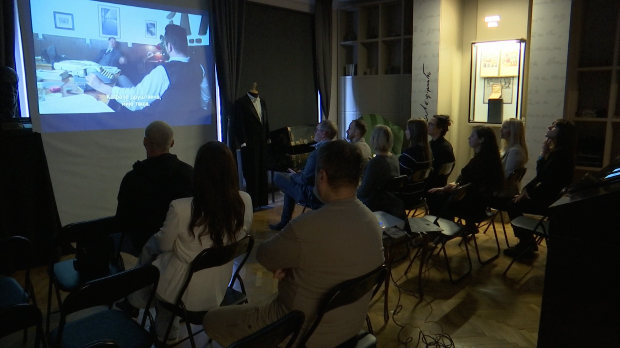 Серија Нобеловац уз описни титл за особе оштећеног слуха у Спомен-музеју Иве Андрића