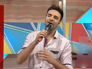 Глумци певају