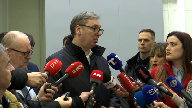 Вучић наставио посету Нишу обиласком касарне ''Мија Станимировић''