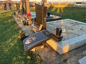 Порушена и оскрнављена два споменика на православном гробљу код Обилића