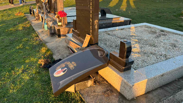 Порушена и оскрнављена два споменика на православном гробљу код Обилића