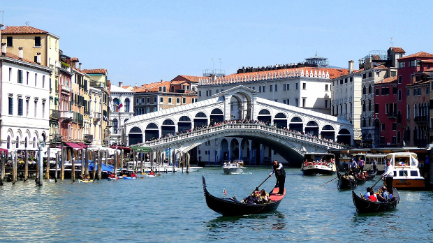 Венеција: Украдени теретни чамац ударио у мост Риалто – тешко оштећена ограда из 16. века
