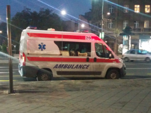 Дечак повређен ножем на Вождовцу, превезен у Институт за мајку и дете