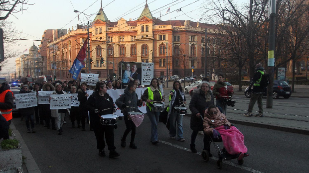 Протест због закона "родитељ-неговатељ", затражено хитно упућивање предлога у скупштинску процедуру