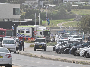Сиднеј, дан после терористичког напада на плажи Бонди – осумњичени отац и син, Аустралија у жалости, најављене строге контроле оружја