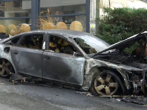 Мушкарац запалио аутомобил на Чукарици, ватра се проширила на још два возила