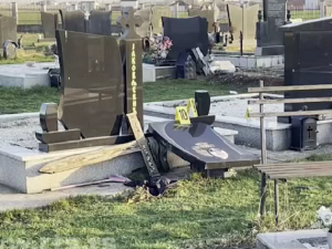 Шест особа ухапшено у Обилићу због рушења споменика на православном гробљу