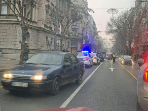 Аутомобил се преврнуо на кров у центру Београда, повређен мушкарац