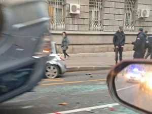 Аутомобил се преврнуо на кров у центру Београда, повређен мушкарац