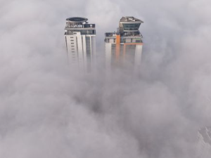 Сарајево у магли, из котлине вире само врхови небодера