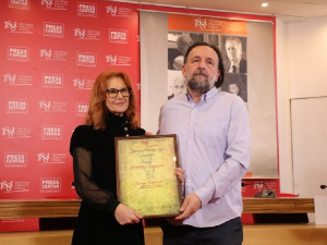Уручене годишње награда УНС-а – "Димитрије Давидовић" уредници РТС-а Јелени Божовић 