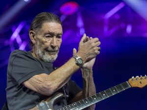 Преминуо певач Крис Рија