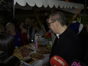 Вучић у Путинцима присуствује отварању спортске хале и разговара са грађанима