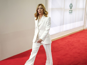 Ђорђа Мелони поделила божићне поклоне министрима, између 