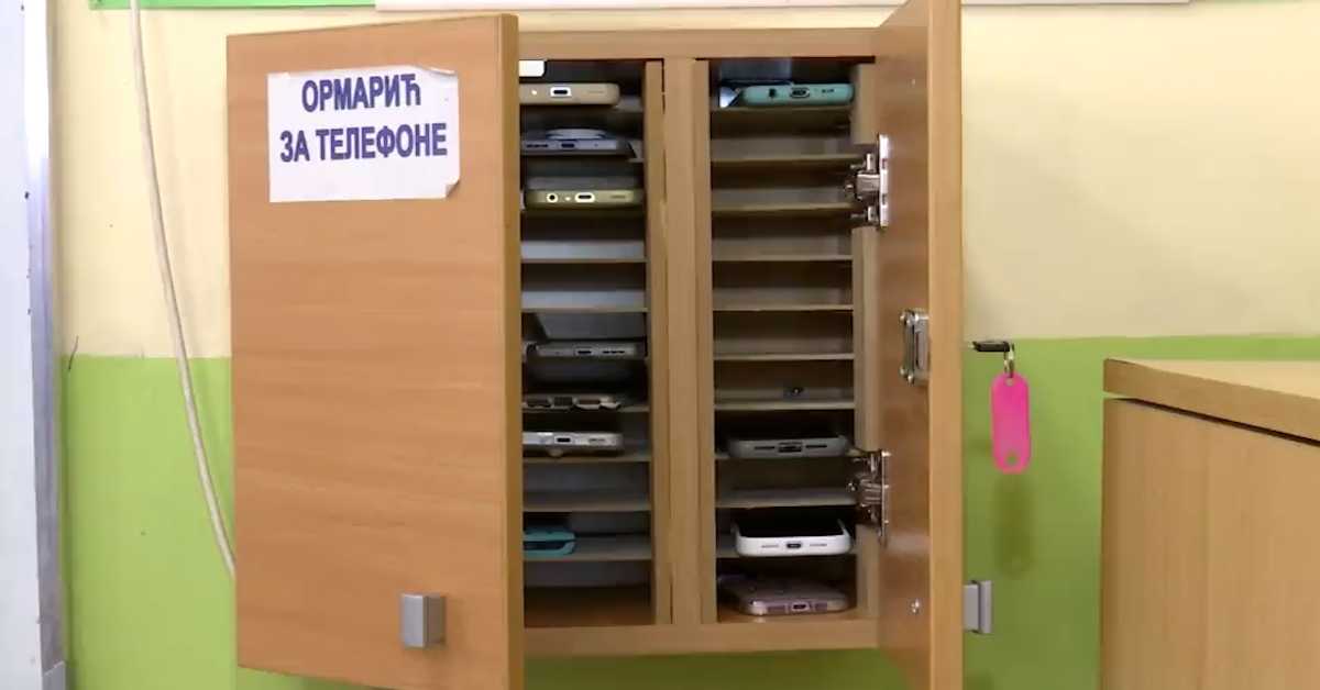 Мобилни телефони у школама – између забране и паметне употребе