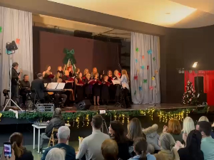 Нови београдски женски хор освојио срца љубитеља евергрин звука