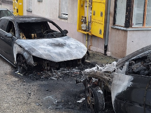 Изгорела два аутомобила на Вождовцу, станари зграде евакуисани