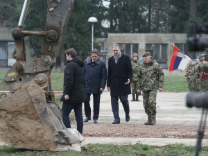 Вучић у касарни Бањица: За три године биће изграђени нови објекти војске