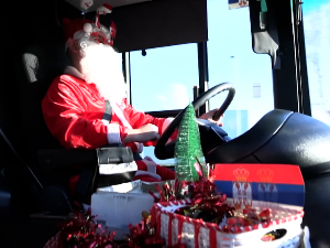 Шабачки Деда Мраз, Веља, превози путнике и дели поклоне