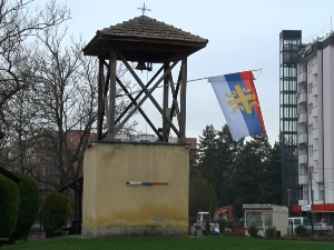 Скинута српска застава са звонаре цркве у Липљану