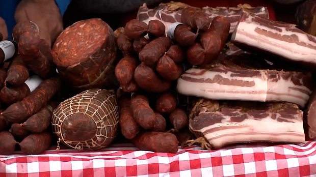 Магнет за гурмане: Адорјански фестивал хурки и кобасица пуни село гостима из Европе