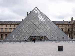 Лувр из малера у малер – после пљачке, поплава и нова непријатна питања