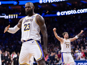 Леброн повео Лејкерсе ка тријумфу у Филаделфији, трипл-дабл Дончића