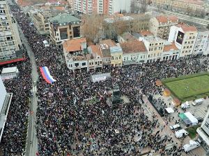 Председник Србије у посети Зајечарском и Борском округу, студенти на протесту у Нишу