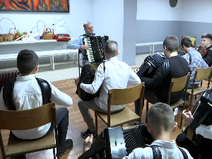 Влада Веселиновић, виртуоз на хармоници