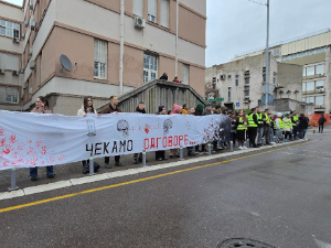 Студенти и грађани испред Ургентног центра у Београду, запослени на Медицинском факултету у Београду од данас у штрајку
