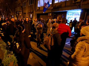 Манојловић ушао у полицијску станицу у Мајке Јевросиме,  захтевa да се ослободи Латас
