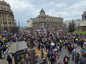 Након протеста испред Генералштаба, студенти и грађани на Ташмајдану; бука испред ПУ у Чачку