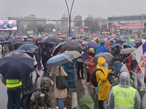 Трочасовна блокада Бранковог моста; протестна шетња новосадских средњошколаца