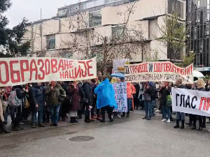 Протест испред Школске управе у Новом Саду - блокаде и одавање поште и данас у Србији
