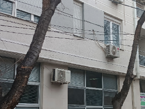 Група грађана захтева истрагу и одговоре о оштећењу прозора у стану доктора Милића 