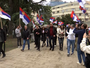 Вучић са студентима у Пионирском парку: Могућ и лекс специјалис за продужетак године