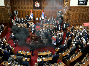 Скупштина, захтеви студената и димне бомбе