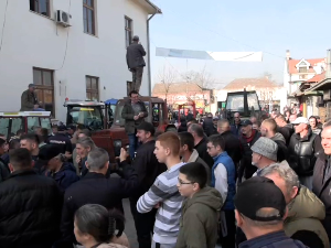 Протест пољопривредника из Мачве у Богатићу, паркирали старе тракторе испред хале где се одржава сајам