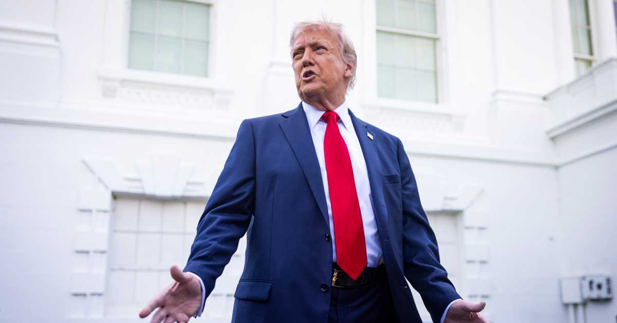 Блумберг: Трамп тражи од Србије и региона да приме мигранте депортоване из САД ( EPA-EFE / JIM LO SCALZO) Блумберг: Трамп тражи од Србије и региона да приме мигранте депортоване из САД