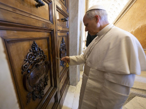 Апостолска палата поново дом папе – симболички повратак традицији (EPA-EFE/VATICAN MEDIA) Апостолска палата поново дом папе – симболички повратак традицији