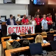 Нереди у краљевачкој скупштини - одборници опозиције се сукобили са обезбеђењем Нереди у краљевачкој скупштини - одборници опозиције се сукобили са обезбеђењем