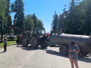 Трактори и цистерне блокирали центар Богатића - грађани траже састанак са министрима пољопривреде и трговине